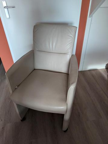 4 zeer nette echt leren eetkamerstoelen beschikbaar voor biedingen