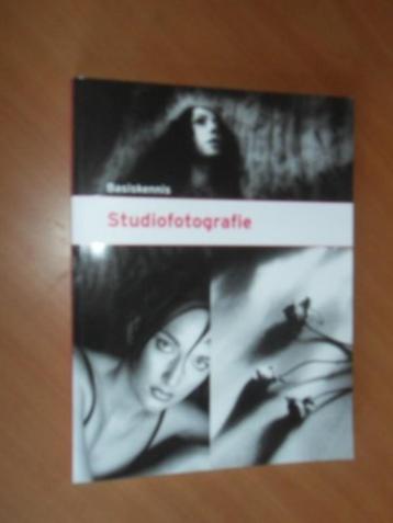 Child, John. Basiskennis studiofotografie. beschikbaar voor biedingen