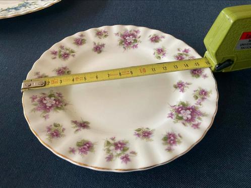 Royal Albert sweet violets gebaksbord, Verzamelen, Porselein, Kristal en Bestek, Zo goed als nieuw, Kop en/of schotel, Ophalen of Verzenden