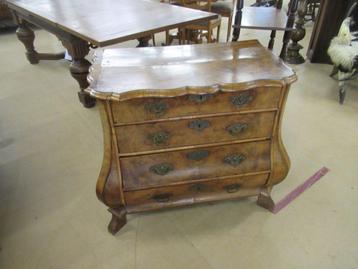 Oer 10530 ANTIEKE 18e eeuwse notenhouten gebogen commode beschikbaar voor biedingen