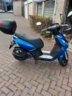 Hele mooie scooter kisbee blauw met windscherm en koffer, Ophalen, Overige modellen, Maximaal 45 km/u, Zo goed als nieuw