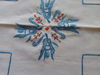Vintage handgeborduurd tafelkleed van 1.46 bij 1.16. Blauw b, Huis en Inrichting, Stoffering | Behang, Ophalen of Verzenden, Minder dan 10 m²