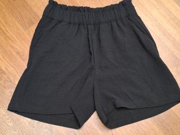 Korte broek  beschikbaar voor biedingen