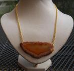 goudkleurige ketting met oranje geode agaat schijf, Ophalen of Verzenden, Nieuw, Oranje, Overige materialen