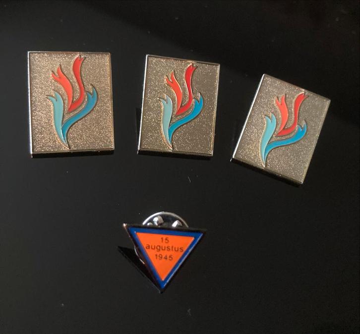 4 speldjes pins van de stichting 15 aug 1945 regio 010, Verzamelen, Speldjes, Pins en Buttons, Zo goed als nieuw, Speldje of Pin