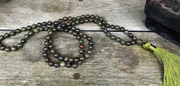 Prachtige Mala gemaakt van 108 Dragon Bloed Jaspis kralen., Sieraden, Tassen en Uiterlijk, Kettingen, Nieuw, Steen of Mineraal