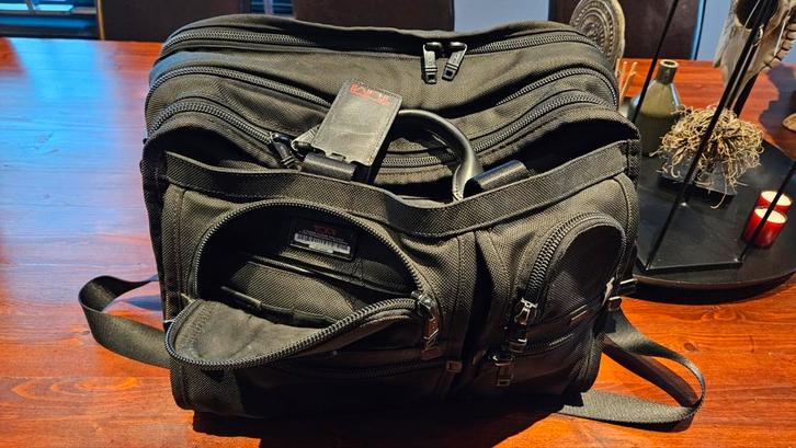 Tumi alpha expandable business / laptoptas, Computers en Software, Laptoptassen, Zo goed als nieuw, Aktetas, Ophalen of Verzenden