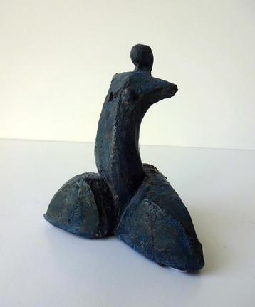 Keramiek beeldje van zittende vrouw met groene tint 3476-k beschikbaar voor biedingen