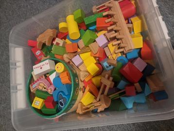 Grote bak met houten blokken oa Woezel en Pip beschikbaar voor biedingen