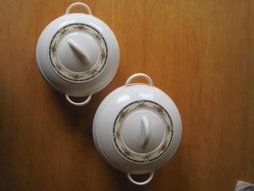 012 - 2 decoratieve warmhoudschalen. beschikbaar voor biedingen