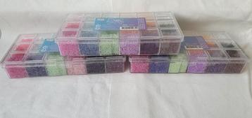 3 nieuwe dozen met glas  kralen beschikbaar voor biedingen