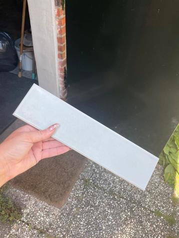 10 doosjes wandtegels gratis beschikbaar voor biedingen
