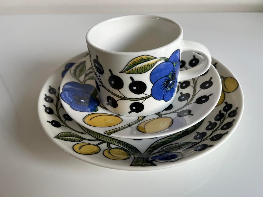 Arabia Paratiisi Bord Koffiekop Schotel Birger Kaipiainen, Ophalen of Verzenden, Zo goed als nieuw, Overige stijlen, Kop(pen) en/of Schotel(s)