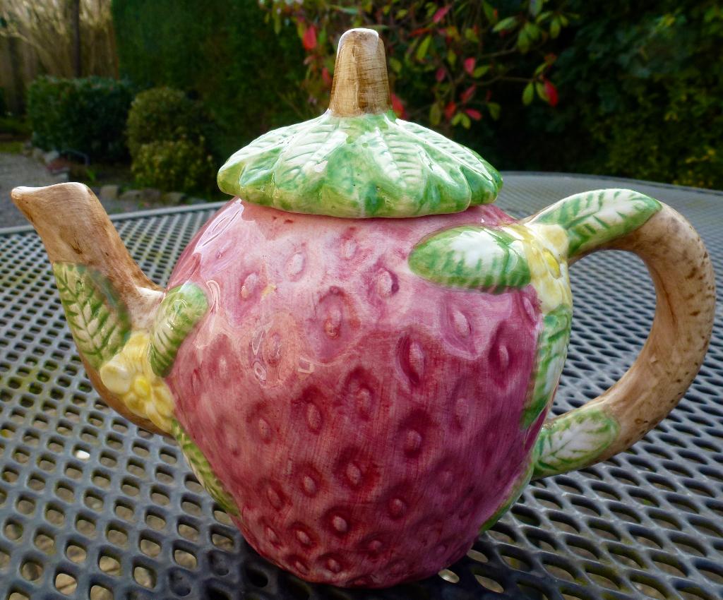 Een leuke theepot in de vorm van een aardbei., Verzenden, Keramiek, Overige typen, Zo goed als nieuw