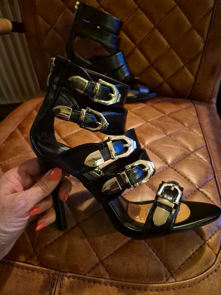 Zwarte high heels met gespjes, Kleding | Dames, Zwart, Ophalen of Verzenden, Zo goed als nieuw, Schoenen met hoge hakken