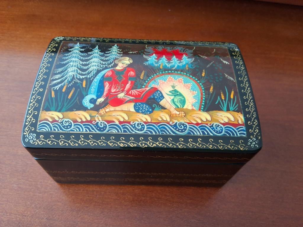 Prachtig Russisch gelakt juwelendoosje met handgeschilderde, Antiek en Kunst, Ophalen of Verzenden