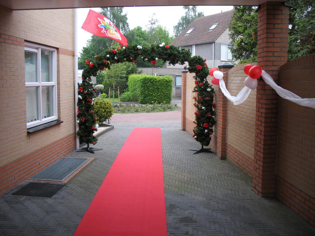 Mooie brede groene ereboog met rood + witte bloemen te koop, Ophalen, Zo goed als nieuw, Versiering, Geboorte of Huwelijk