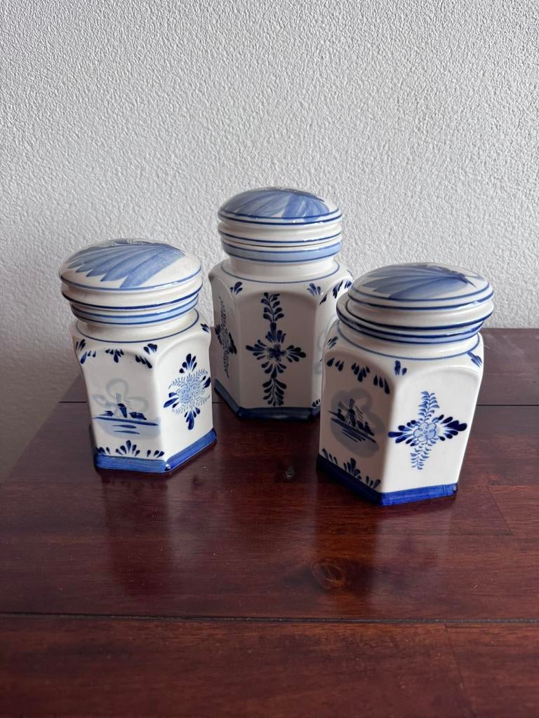 Drie aardewerk Delfts Blauwe potten, Ophalen