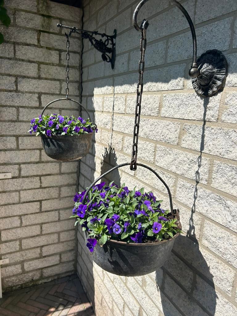 set  oude gietijzeren heksen- ketels  met sierbeugel, Ophalen