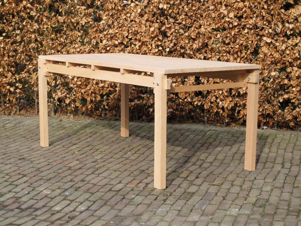 Eettafel 'de Militaire Tafel' naar Gerrit Rietveld, Ophalen, Rond, 50 tot 100 cm, Vijf personen of meer