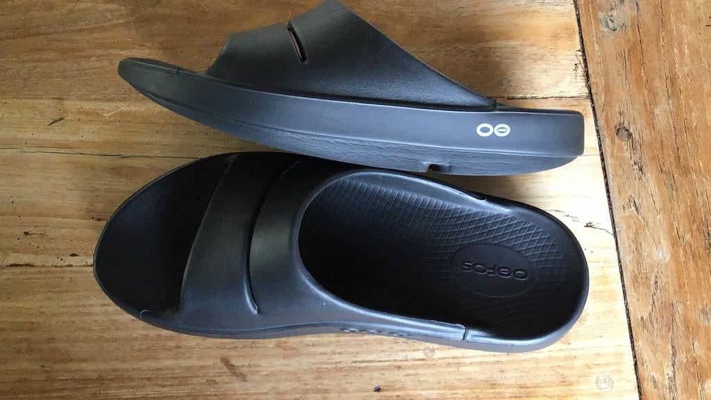 OOFOS slippers, Kleding | Dames, Schoenen, Slippers, Zwart, Ophalen of Verzenden, Zo goed als nieuw