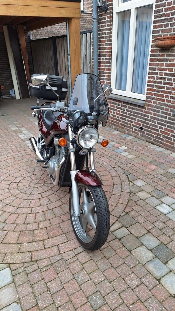 Suzuki, bordeau rood., Cardan-aandrijving, 2 cilinders, Motorrijbewijs A, Gebruikt