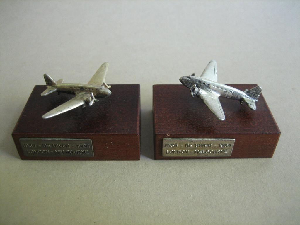 Model 2x KLM Uiver vliegtuig 50 jaar herdenking 1934 - 1984, Verzamelen, Luchtvaart en Vliegtuigspotten, Ophalen of Verzenden
