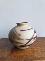 Vaasje Malta Bristow Potteries, Overige kleuren, Aardewerk of Porselein, Ophalen of Verzenden, Zo goed als nieuw