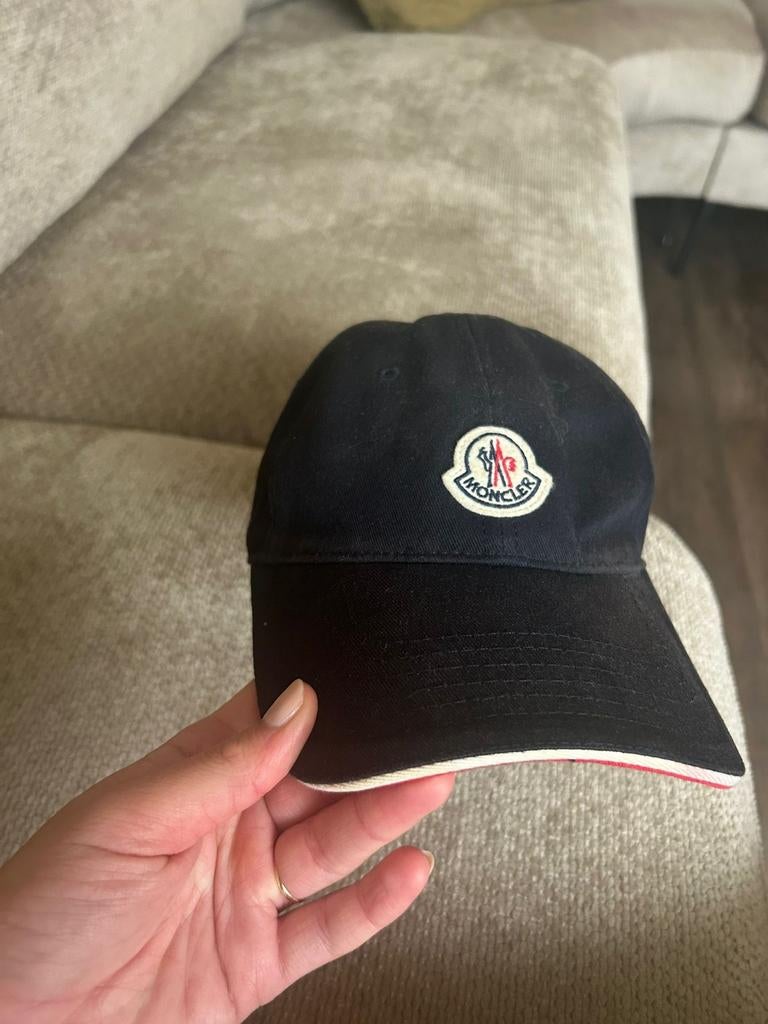 Moncler pet / cap zwart – nette staat, Kleding | Dames, Hoeden en Petten, Ophalen of Verzenden, Zo goed als nieuw, One size fits all