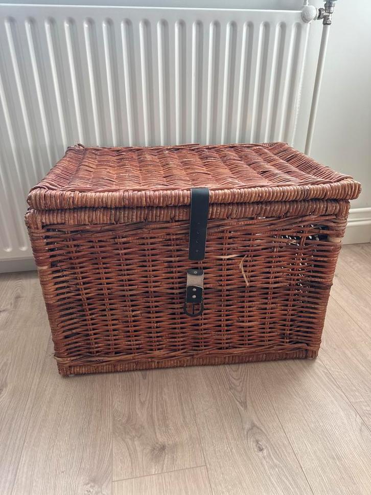 Grote rieten mand met deksel, Huis en Inrichting, Woonaccessoires | Schalen en Manden, Gebruikt, Mand, Rechthoekig, Riet, Ophalen