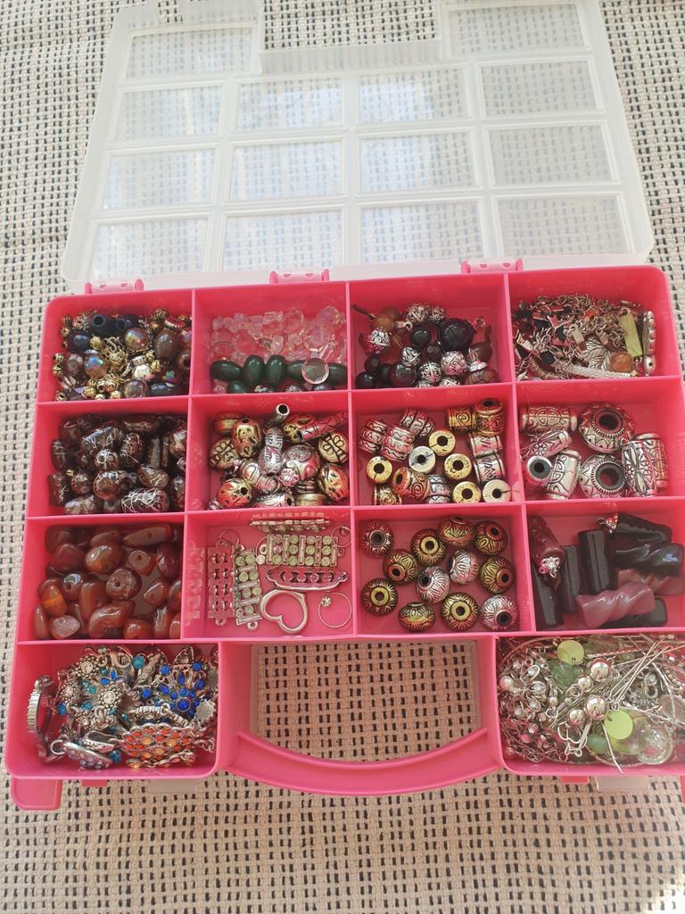 Grote collectie kralen en sieraden in opbergdoos, Ophalen, Gebruikt, Bedel