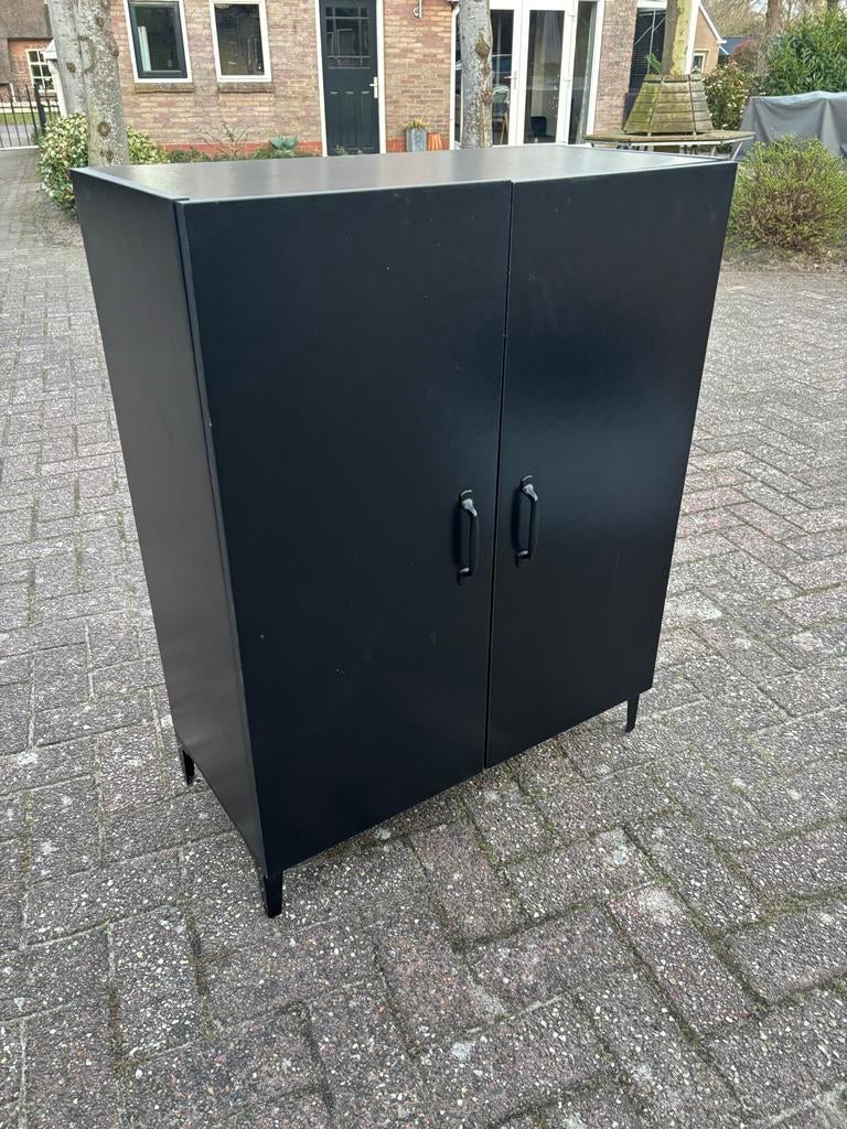 Zwarte kast met twee deuren, Ophalen, Gebruikt