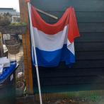 Vlaggenstok met Nederlandse vlag., Ophalen