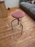 vintage draaibare barkruk met rode ribstof, Huis en Inrichting, Barkrukken, Ophalen, Gebruikt, 60 tot 90 cm, In hoogte verstelbaar