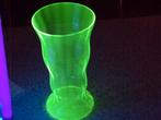 Grote Uranium Glas Vaas op Voet ( Verticaal Gelijnd ), Ophalen of Verzenden