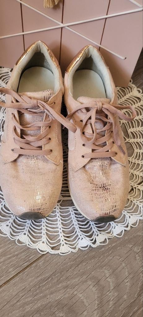 Roze Tamaris sneakers met gouden accenten, Ophalen of Verzenden, Zo goed als nieuw, Roze, Sneakers of Gympen