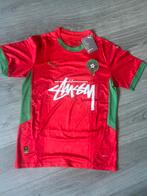 Marokko x Stussy Voetbalshirt Maat S - Nieuw!, Ophalen of Verzenden, Nieuw, Maat 46 (S) of kleiner, Rood