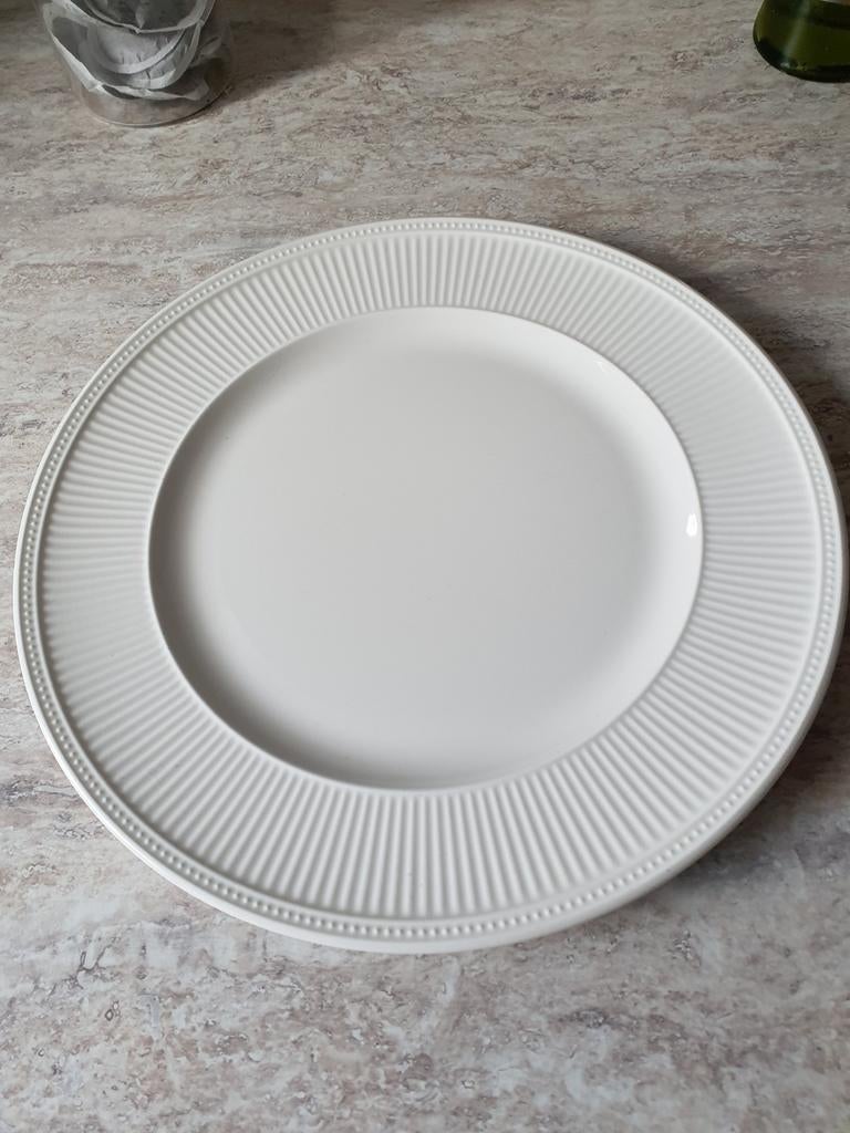 2 wedgewood grote borden 31cm doorsnee. Cremekleurig, Verzamelen, Ophalen of Verzenden, Porselein, Bord of Schaal