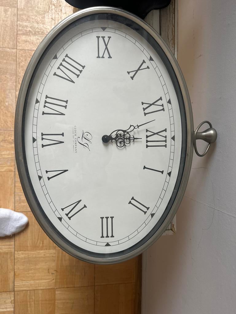 Grote dubbelzijdige stationsklok met Romeinse cijfers, Ophalen