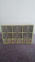 Oude kruidenkast met 12 Poncet gruttersbakken van glas, Ophalen