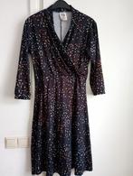 Zwarte overslagjurk met stippen, maat S van La Compiano, Kleding | Dames, Jurken, Zwart, Ophalen of Verzenden, Knielengte, Maat 36 (S)