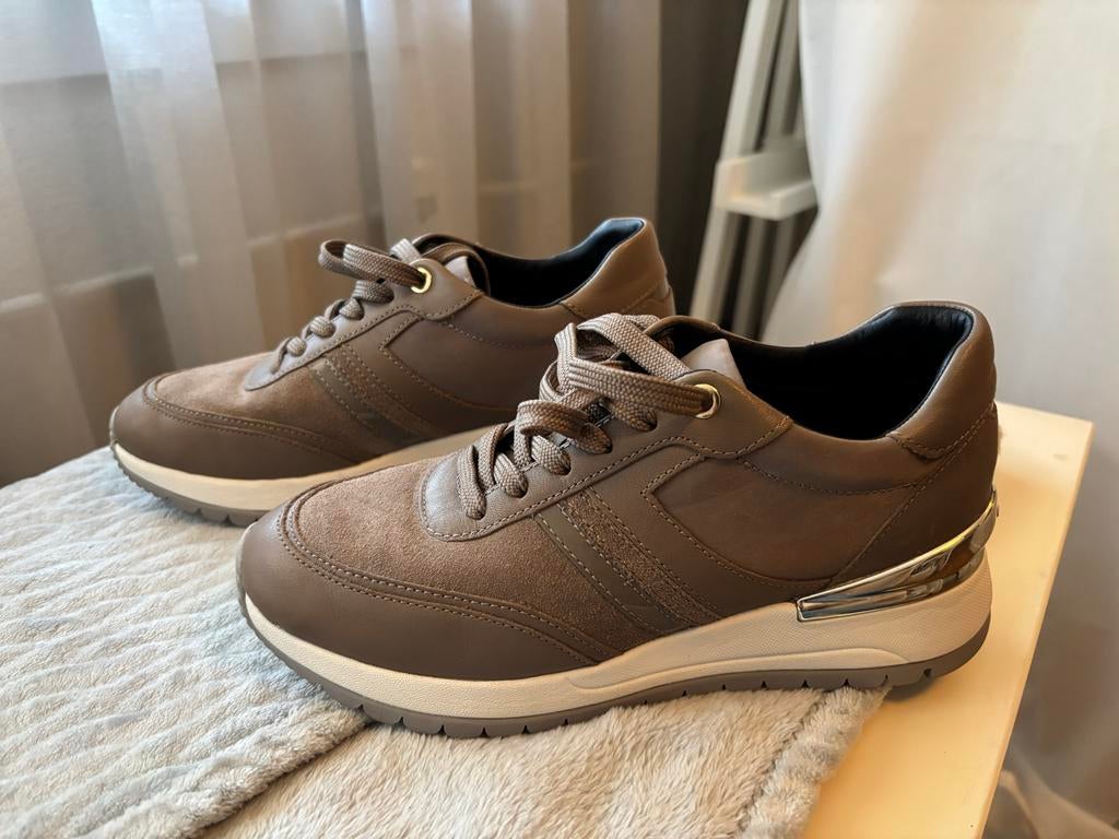 Nieuwe Geox dames sneakers maat 37 - Comfortabel & Stijlvol, Ophalen of Verzenden, Nieuw, Bruin, Sneakers of Gympen