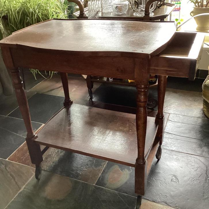 Oud tafeltje op wieltjes met lade, Antiek en Kunst, Antiek | Meubels | Tafels, Ophalen