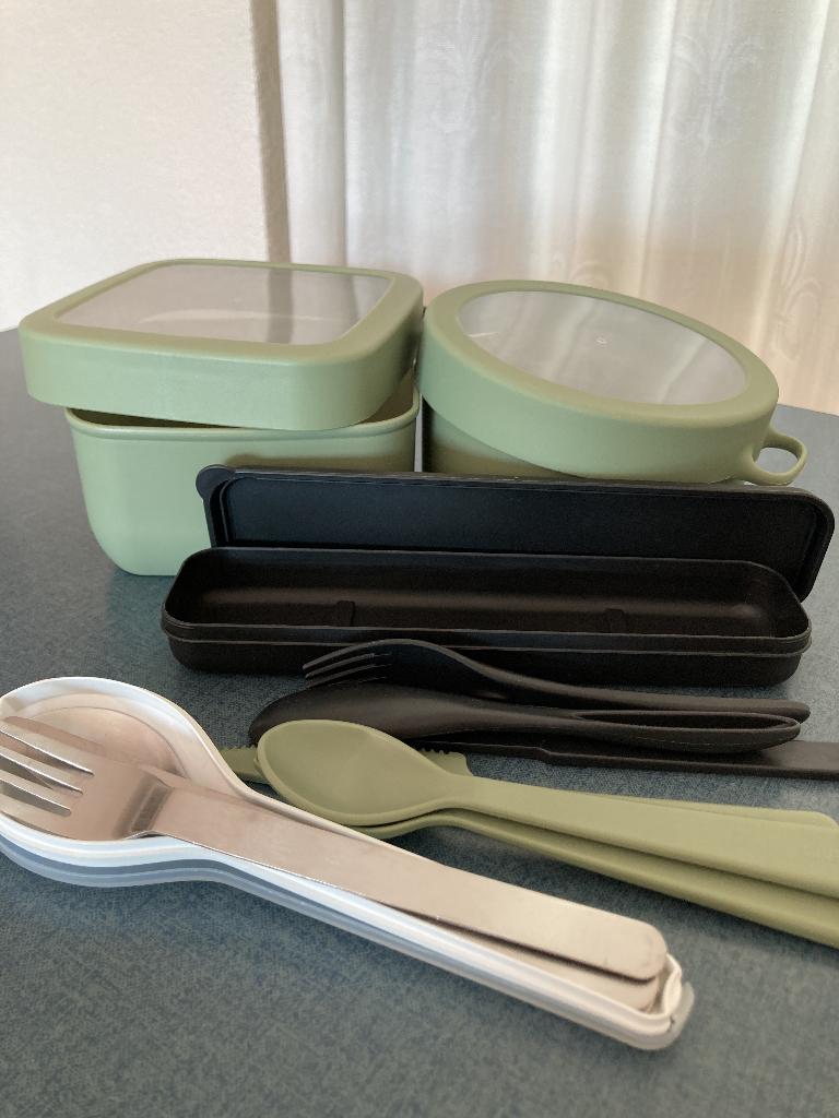 Te koop 2 lunchbox en 2 bestekset, 1 bestekset rosti mepal., Overige typen, Ophalen of Verzenden, Zo goed als nieuw