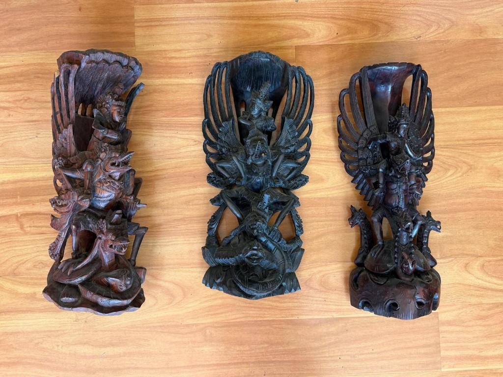 3 houtgesneden beelden.  Uit Balie?, Ophalen, Houtsnijwerk, 20 - 50 cm, Hout