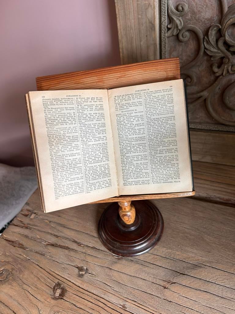 Houten standaard met oud bijbeltje, Ophalen of Verzenden