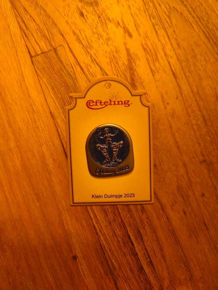 Efteling pin Klein Duimpje jaarpin 2023 - EPP 448, Verzamelen, Efteling, Nieuw, Button of Speldje, Ophalen of Verzenden