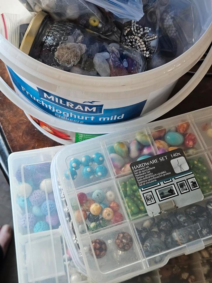 Grote partij kralen en bedels, Hobby en Vrije tijd, Kralen en Sieraden maken, Ophalen of Verzenden