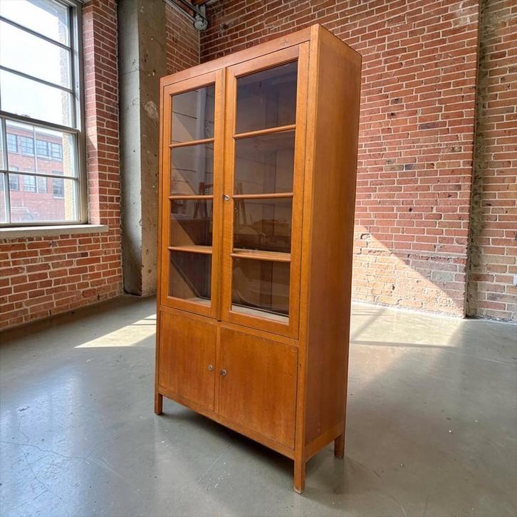 Vintage XL hoge houten vitrinekast / kast / labokast, Kinderen en Baby's, Kinderkamer | Commodes en Kasten, Gebruikt, 105 cm of meer