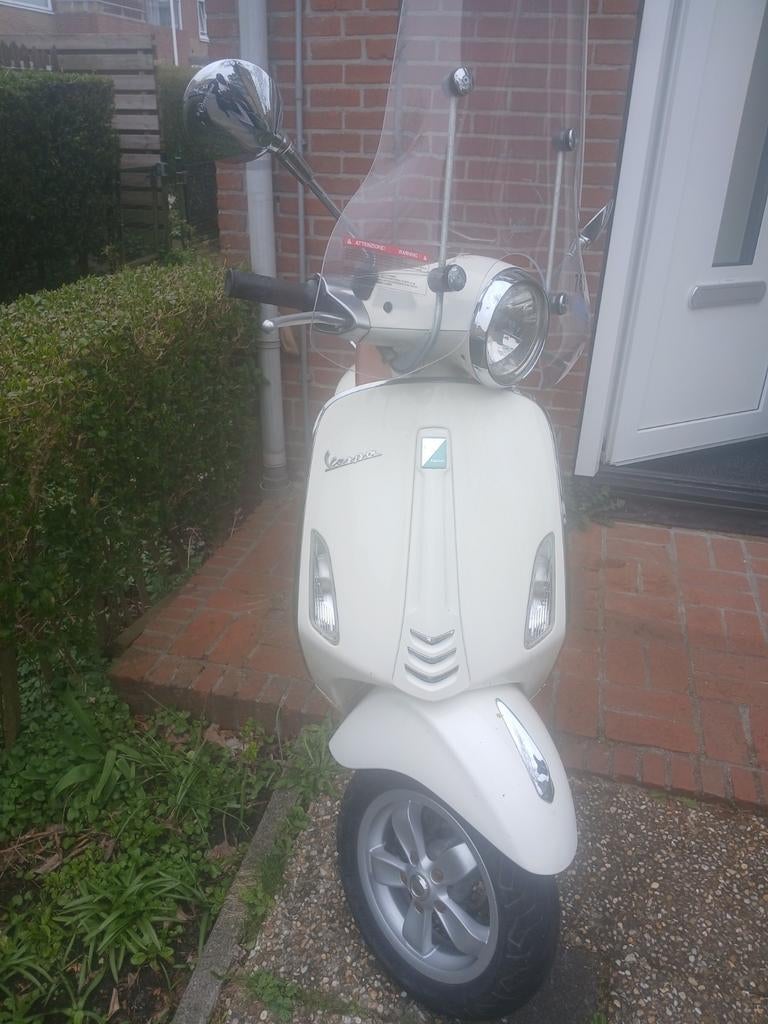 Vespa primeravera 2014.     4tak  600€, Fietsen en Brommers, Scooters | Vespa, Ophalen, Overige modellen, Zo goed als nieuw, Benzine